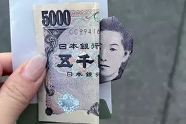 網友分享《朋友還錢時的摺紙創意》原以為鈔票放得很隨便，想不到還是用心設計過的小巧思