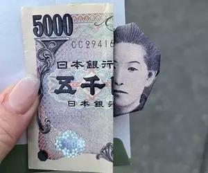 網友分享《朋友還錢時的摺紙創意》原以為鈔票放得很隨便，想不到還是用心設計過的小巧思