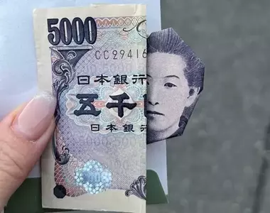 網友分享《朋友還錢時的摺紙創意》原以為鈔票放得很隨便，想不到還是用心設計過的小巧思