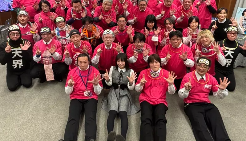 《偶像迷的葬禮》應援10年的偶像親自出席 主持告別儀式送他最後一程