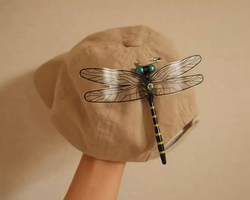 實體大蜻蜓吊飾《蜻蜓君》因翅膀壞了網友用鋼彈模型配件加以改裝，結果引起網友熱議