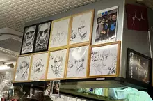 《進擊的巨人》這間拉麵店掛滿了諫山創的簽名板 每次去吃麵都會被要求簽一張？