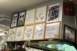 《進擊的巨人》這間拉麵店掛滿了諫山創的簽名板 每次去吃麵都會被要求簽一張？