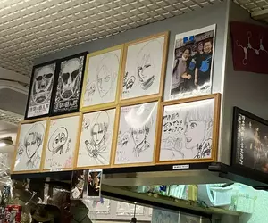 《進擊的巨人》這間拉麵店掛滿了諫山創的簽名板 每次去吃麵都會被要求簽一張？