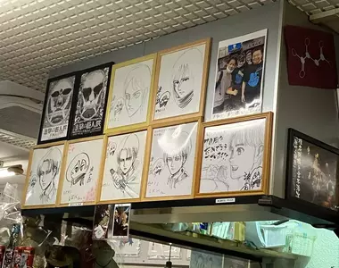 《進擊的巨人》這間拉麵店掛滿了諫山創的簽名板 每次去吃麵都會被要求簽一張？