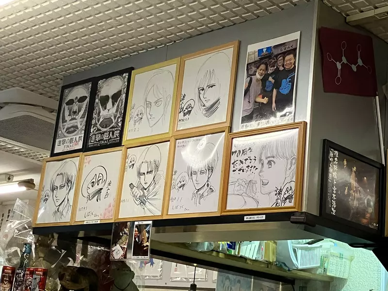 《進擊的巨人》這間拉麵店掛滿了諫山創的簽名板 每次去吃麵都會被要求簽一張？
