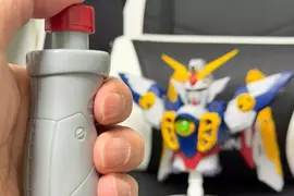 聲優玩自爆梗《一番賞 新機動戰紀鋼彈W》當綠川光入手了自爆裝置之後，就朝著飛翼鋼彈做出了經典名場面