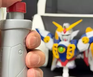 聲優玩自爆梗《一番賞 新機動戰紀鋼彈W》當綠川光入手了自爆裝置之後，就朝著飛翼鋼彈做出了經典名場面