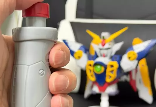 聲優玩自爆梗《一番賞 新機動戰紀鋼彈W》當綠川光入手了自爆裝置之後，就朝著飛翼鋼彈做出了經典名場面