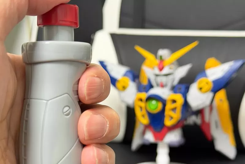 聲優玩自爆梗《一番賞 新機動戰紀鋼彈W》當綠川光入手了自爆裝置之後，就朝著飛翼鋼彈做出了經典名場面