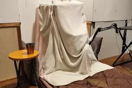 《在家中遇難的人》他的房間太冷了 打造出創意十足的全套保暖裝備