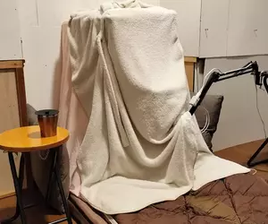 《在家中遇難的人》他的房間太冷了 打造出創意十足的全套保暖裝備