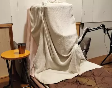 《在家中遇難的人》他的房間太冷了 打造出創意十足的全套保暖裝備