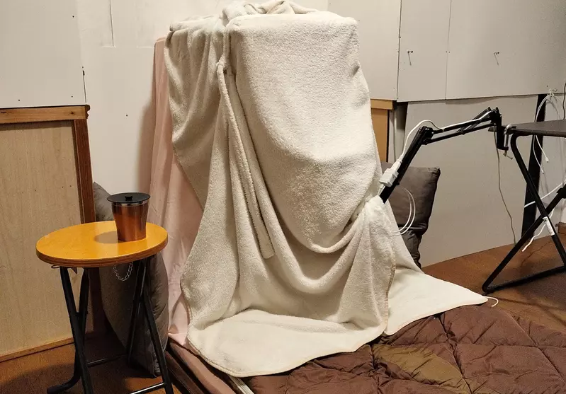 《在家中遇難的人》他的房間太冷了 打造出創意十足的全套保暖裝備