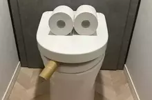 廁所內的超意外景象《抽雪茄馬桶》小五兒子上完廁所後還不忘佈置的搞笑場景