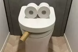 廁所內的超意外景象《抽雪茄馬桶》小五兒子上完廁所後還不忘佈置的搞笑場景