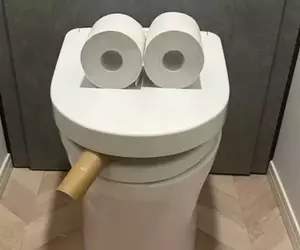 廁所內的超意外景象《抽雪茄馬桶》小五兒子上完廁所後還不忘佈置的搞笑場景