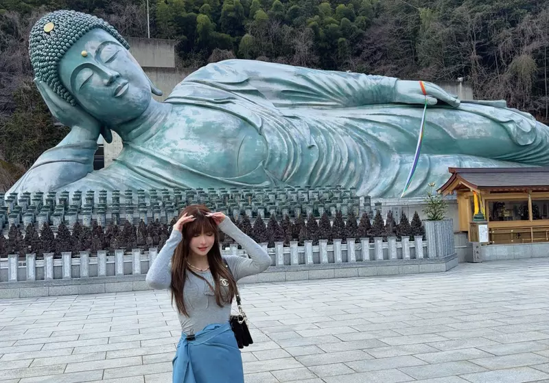 日本藝人《穿迷你裙去拜拜》廟方要求圍上一塊布 被網友們批評沒有常識了