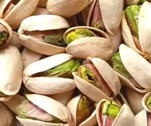 《不會吃開心果的人》他連殼一起吃讓店員傻眼了 日本網友好奇吃法是從哪裡學的呢？