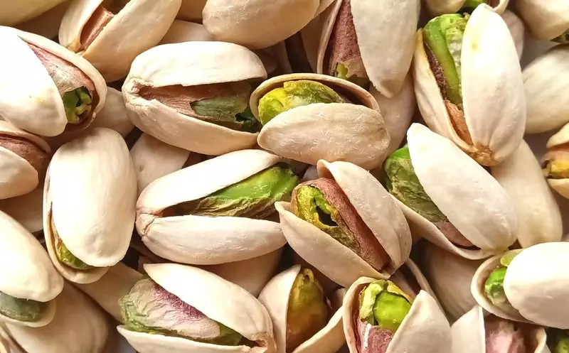 《不會吃開心果的人》他連殼一起吃讓店員傻眼了 日本網友好奇吃法是從哪裡學的呢？