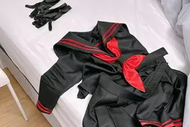 《亂丟COSPLAY服裝》可以營造出引人遐想的氛圍？大家都來爭相模仿了