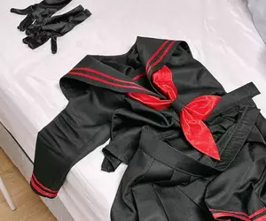 《亂丟COSPLAY服裝》可以營造出引人遐想的氛圍？大家都來爭相模仿了