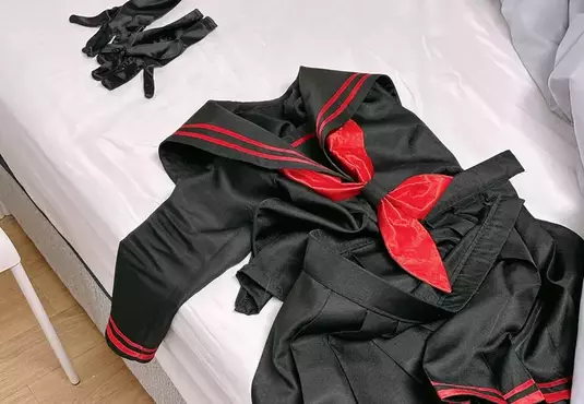 《亂丟COSPLAY服裝》可以營造出引人遐想的氛圍？大家都來爭相模仿了