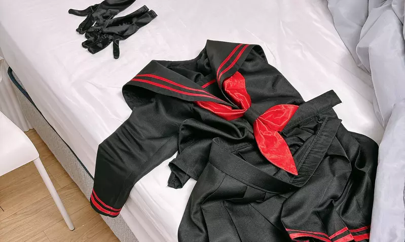 《亂丟COSPLAY服裝》可以營造出引人遐想的氛圍？大家都來爭相模仿了