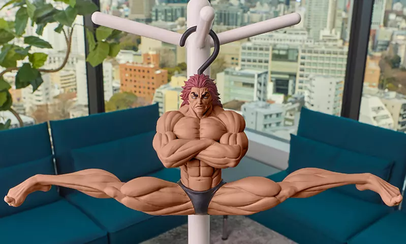 《範馬勇次郎一字馬衣架》由刃牙作者板垣惠介監修，想變強嗎？那就給我吊起來