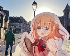 《請問您今天要來點兔子嗎》日本粉絲去法國聖地巡禮 還帶著主角的等身大人形立牌