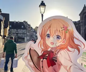 《請問您今天要來點兔子嗎》日本粉絲去法國聖地巡禮 還帶著主角的等身大人形立牌