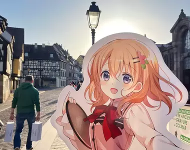 《請問您今天要來點兔子嗎》日本粉絲去法國聖地巡禮 還帶著主角的等身大人形立牌