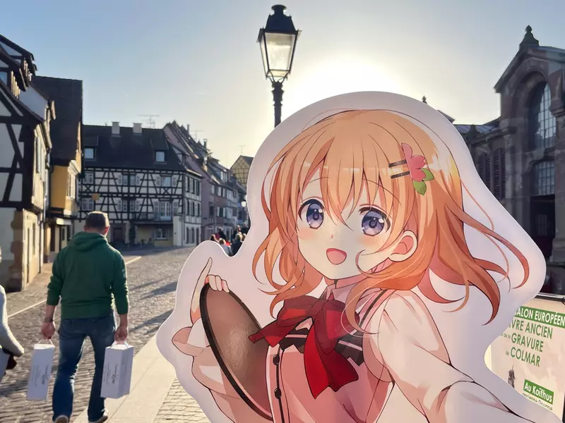 《請問您今天要來點兔子嗎》日本粉絲去法國聖地巡禮 還帶著主角的等身大人形立牌