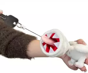 魔物獵人《奇怪龍布偶鑰匙套》從舌頭抽出來的使用方式也太獵奇惹