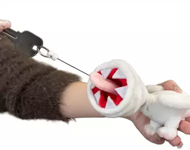 魔物獵人《奇怪龍布偶鑰匙套》從舌頭抽出來的使用方式也太獵奇惹