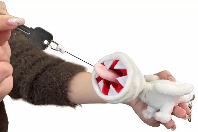 魔物獵人《奇怪龍布偶鑰匙套》從舌頭抽出來的使用方式也太獵奇惹