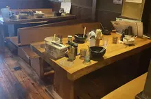 《拉麵店貼出杯盤狼藉的照片》日本網友以為要公審 結果只是慶祝高中生畢業？