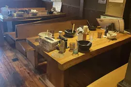 《拉麵店貼出杯盤狼藉的照片》日本網友以為要公審 結果只是慶祝高中生畢業？