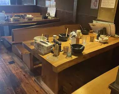 《拉麵店貼出杯盤狼藉的照片》日本網友以為要公審 結果只是慶祝高中生畢業？