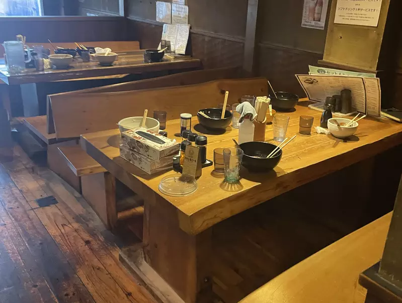 《拉麵店貼出杯盤狼藉的照片》日本網友以為要公審 結果只是慶祝高中生畢業？