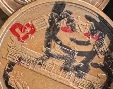 日本《色情班克西》事件 靜岡出現大量畫著上空女子的10元硬幣，投幣買飲料找錢中招的人越來越多