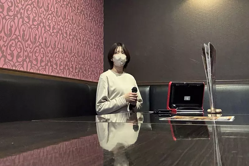 《日本COSER去唱歌》被獨自帶到大包廂好寂寞 求助ＡＩ生出朋友反而顯得更可憐