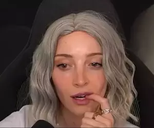 國外女實況主《Bubbell》遊玩「惡靈古堡9:安魂曲」時，第一次聽見里昂聲音的反應