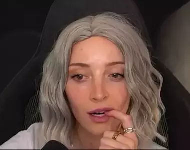 國外女實況主《Bubbell》遊玩「惡靈古堡9:安魂曲」時，第一次聽見里昂聲音的反應