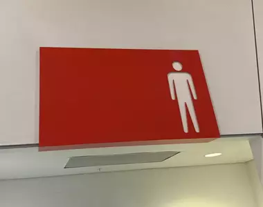 日本網友到美國驚覺《男廁是紅色女廁是藍色》男藍女紅是日本的特有法則嗎？