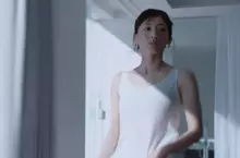 日本優衣庫新廣告推出 綾瀨遙「上半身全裸」的美背風景大解放