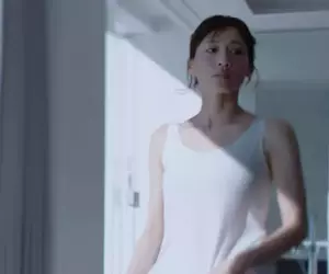 日本優衣庫新廣告推出 綾瀨遙「上半身全裸」的美背風景大解放