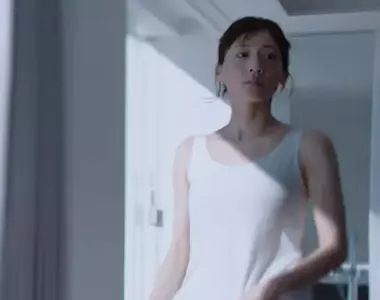 日本優衣庫新廣告推出 綾瀨遙「上半身全裸」的美背風景大解放