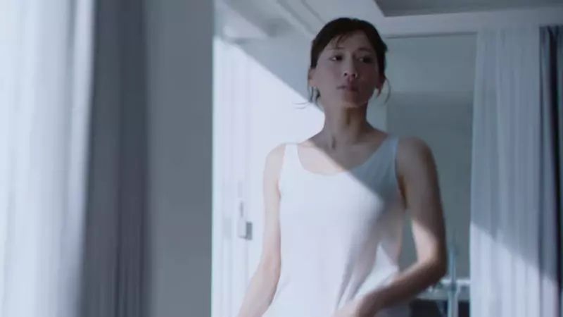 日本優衣庫新廣告推出 綾瀨遙「上半身全裸」的美背風景大解放