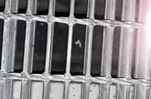 《AirPods掉進水溝裡》他發揮創意釣出來獲網友盛讚 但其實有更便宜的解方？